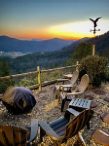 MOUNTAIN TOP RETREAT - STUNNING VIEWS! Hot tub, secluded, family friendly, 5BR!