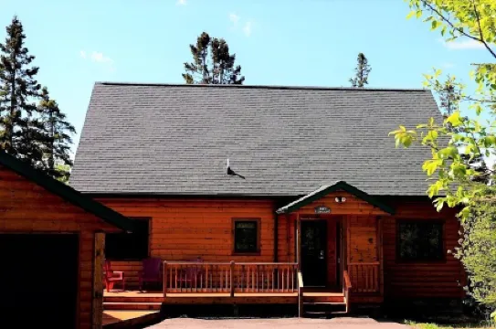 Lutsen's Cutest Vacation Home with Garage Parking - 1 Mile to Lutsen Mountains.