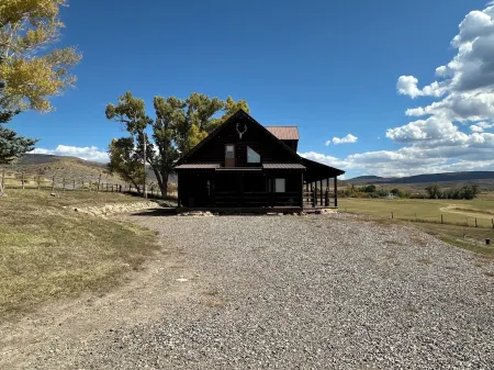 Cozy cabin in beautiful Meeker, CO-10 miles from town, perfect for OHV travelers