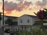 1300+sq ft Townhome just steps to the beach! 3Bed sleeps 10! Hotels near Packery Channel Park