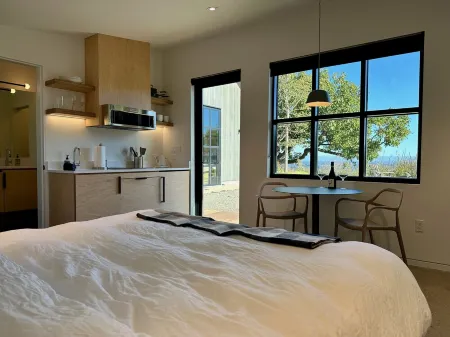 Brand new lodging, perched high atop the Dundee Hills @ White Walnut Estate! Отели рядом с достопримечательностью «Sokol Blosser Winery»