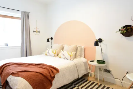 Private 800 sq. ft. Suite in Nature Right by the Road to Mt. Bachelor Ski Resort Отели рядом с достопримечательностью «Хай Десерт Музеум»