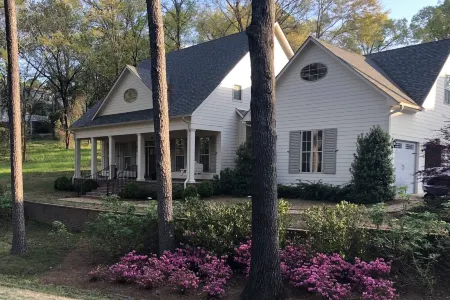 Four Bedroom Walking Distance to Square and Campus