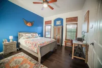 Cozy Adobe Retreat with Stunning Mountain Scenery and Pool access!