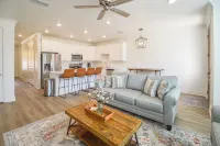 New  3BR/3.5BA condo 1.2 miles from MSU and 1.9 miles from the Cotton District!