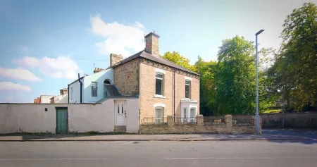 Superking beds, spacious and comfortable first floor apartment near town centre