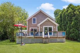 Quaint Downtown Jamestown R.I. Home -Walking distance to Newport Ferry and Beach