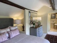 Stunning Interior designed cottage - Wifi
