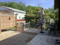 Cozy Cabin-real log cabin stay. Loft bed, woodsy decor, clean & cozy!