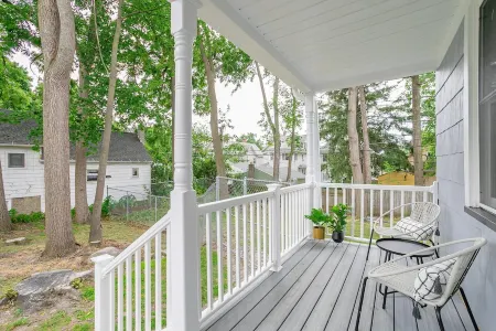 Fresh Modern Apartment - Walking Distance to U of R/Strong Hospital