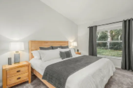 The Executive Villa @ Sun N Lake less than 1 mile to Golf Course and Hospital