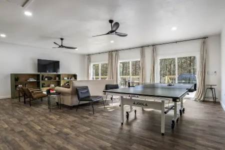 LAKEFRONT Bliss FLAT to water: Spacious home with Game Room, Sleeps 15 Guests!