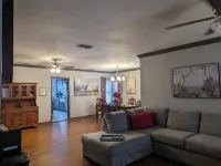 Big Red Comfortable, welcomes pets, & sleeps 6