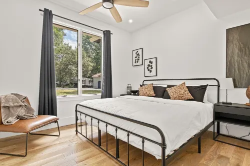 Lakeside Haven: Spacious Retreat with Stunning Views and Family Fun