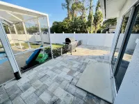 South Florida Heaven! Private Pool! 3BD 2BA! Pets OK! 20 minutes to the beach!