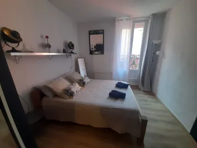 In the heart of Meze, apartment 2 BEDROOMS, AIR CONDITIONED, sleeps 4. Hotels near Domaine de Belle-Mare