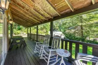 Indoor tree house & swivel  firepit grill. Close to Kooser & Laurel Hill Parks.