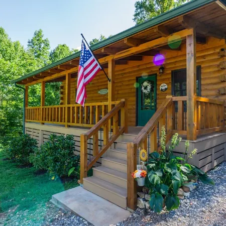 Cozy Cabin Minutes to Helen and best hiking trails in the area! Pet Friendly!