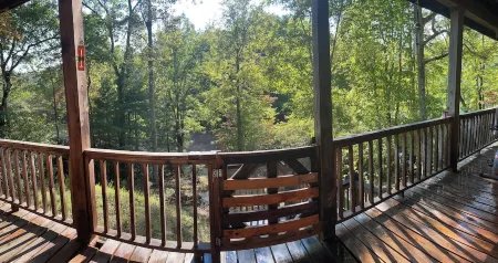 Cozy cabin for 4, 2 King size beds.  Porch with view of lake. Full kitchen.