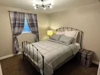 NEW COVERED PATIO WITH HOTTUB!! Large private 5 bdrm across from Canyon's. Hotels in Snyderville