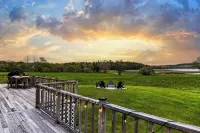 4-Season Waterfront Oasis Acadia with Hot Tub