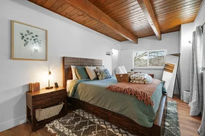 North Bay Lounge-NEW! Lake cabin: Gameroom and Lake Access! AC included Hotels near Ice Castle International Training Center