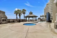 Cute/updated efficiency condo/Gulf front building/NO BALCONY OR VIEW/FREE CHAIRS