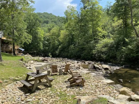 Fish Camp at Waterdance - Log Cabin On The River Отели в г. Гамбург
