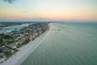 Ready Post Storms! Owner's Featured on HGTV - Mid Island - Private Beach Path