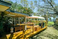 New Modern Waterfront Bungalow Retreat + Tropical Vibes + Fishing Paradise! - 발코니