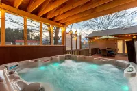 Amenity-Rich Fun Cabin~HotTub*GameRm*20-min to Ski - Alppimaja