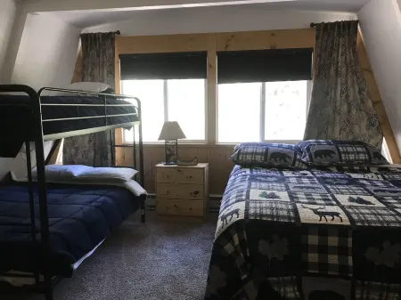 Cabin  Tahoe City 9 beds,  1 block to the lake, private beach near ski resorts
