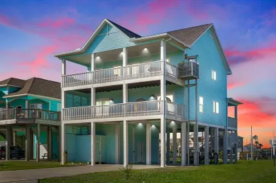 Beach View 2nd row! 4 BR Sleeps 12, Hot tub, Movie projector, Ping pong