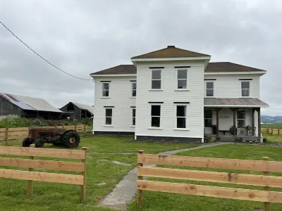 Farmhouse in beautiful Ferndale. Big enough for the whole family! Отели рядом с достопримечательностью «Заказник Гумбольдт Бэй Нешнел»