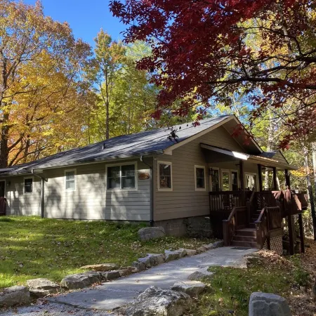 Wolf Ridge Retreat. Comfortable, peaceful retreat in the Blue Ridge Mountains Отели в г. Хогбек