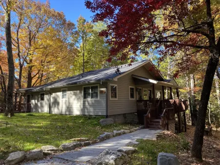 Wolf Ridge Retreat. Comfortable, peaceful retreat in the Blue Ridge Mountains Отели в г. Хогбек