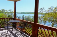 Table Rock Lake, Luxury Lake front condo, jacuzzi ,5 min to Silver Dollar City