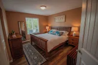 Luxury Home Retreat-Sweeping Views + Large Hot Tub