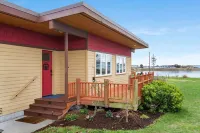 Whidbey Waterfront Retreat- Steps to Beach-Fireplace- Reading Nook