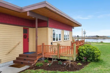 Whidbey Waterfront Retreat- Fireplace - Steps to Beach - Bird Watching Отели рядом с достопримечательностью «Мееркерк Гарденс»