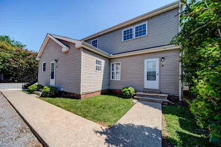 Rock and Roll Residence - Short Drive to Music City at 1/3 the Price! Отели рядом с достопримечательностью «Greenway Trailhead»