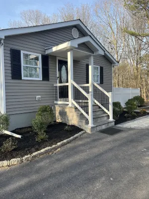 Cozy 4-bedroom house with AC and WiFi in Centereach, New York. Hotels near Sunken Meadow State Park