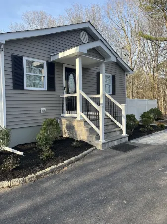 Cozy 4-bedroom house with AC and WiFi in Centereach, New York. Отели рядом с достопримечательностью «Поквотт Бич Фронт»