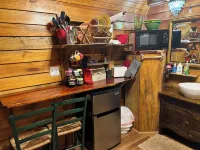 Cozy 200 ft tiny house with WiFi, AC, located in nature and close to so much.