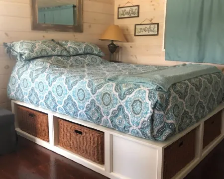 Cottage steps away from Newfound Lake. Relax and enjoy the view. Hotels in Bristol