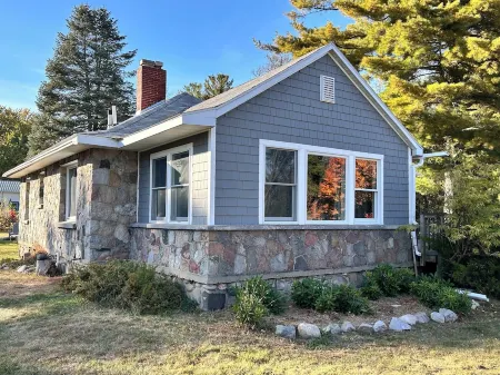 Ironton Stone Cottage, walk to Lake Charlevoix beach.