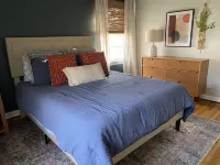 Cheerful quaint home in prime Tulsa area. Expo Square 주변 호텔