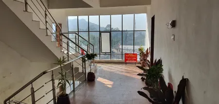 Hotel Hare Krishna Отели рядом с достопримечательностью «Ghogha Beach»