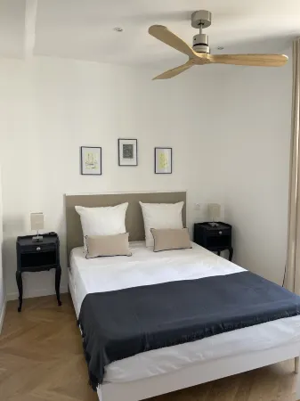 Just a stone's throw from the port and 300 m from a cove. Отели в г. Пор-Вандр