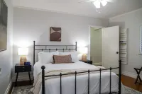 Holiday Modern Pet-Friendly Farmhouse, Pool,Games, Sleeps 8, 3/2 w/Basement